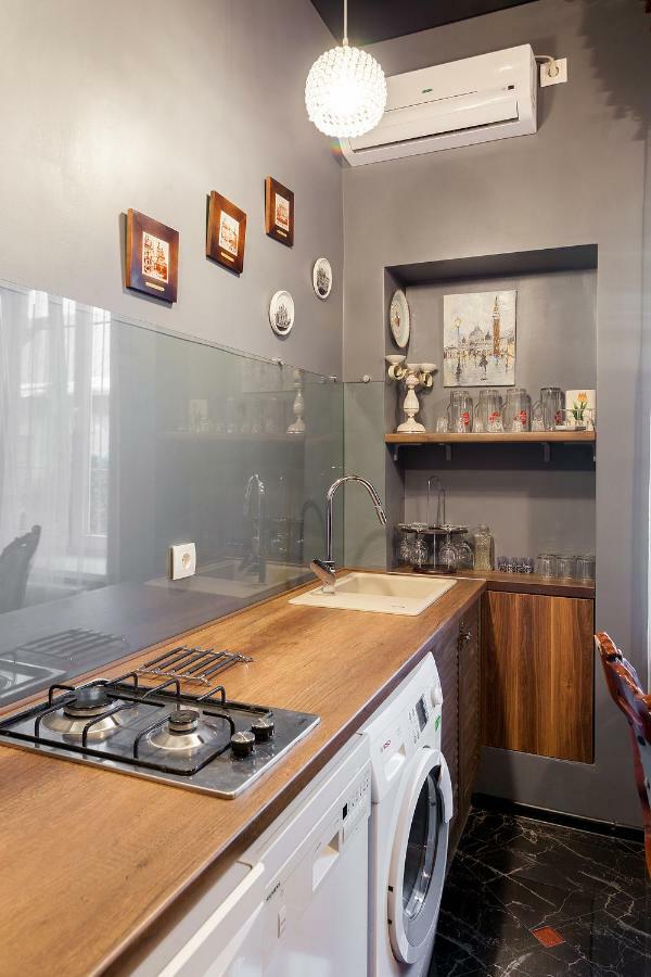 Delux Leopolli Apartments Near Shopping Mall Forum リヴィウ エクステリア 写真