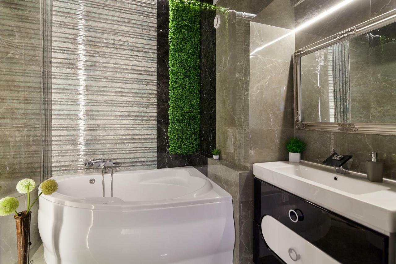 Delux Leopolli Apartments Near Shopping Mall Forum リヴィウ エクステリア 写真