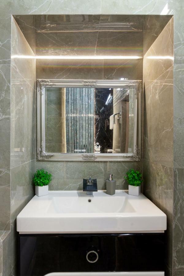 Delux Leopolli Apartments Near Shopping Mall Forum リヴィウ エクステリア 写真